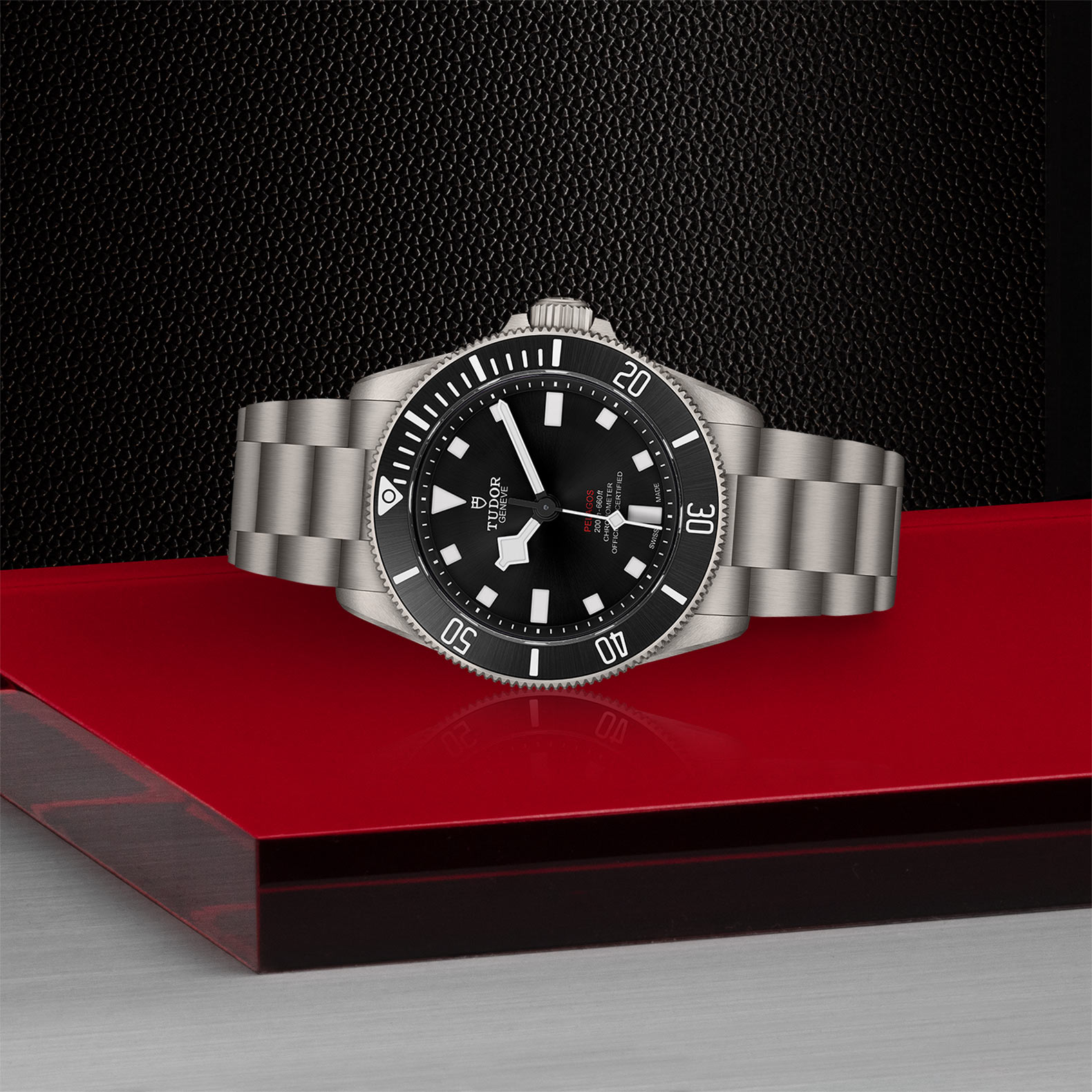 Pelagos 39 – M25407N-0001 - Vista lateral